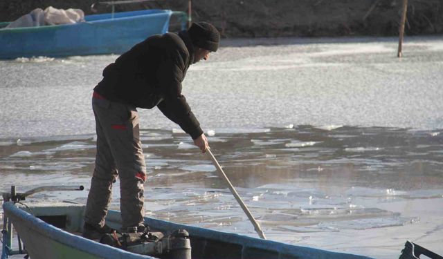 Beyşehir Gölü'nde balıkçıların buzla imtihanı