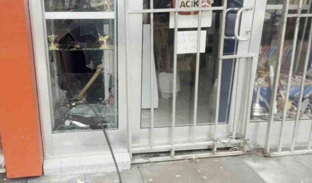 Bıçakçı dükkanının camı kırılıp binlerce liralık bıçak çalındı