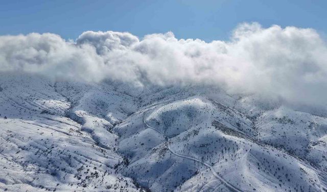 Bin 744 rakımlı Dinek Dağı'nda kartpostallık kış manzarası: Yeni yılın ilk gününde kar sevinci yaşandı