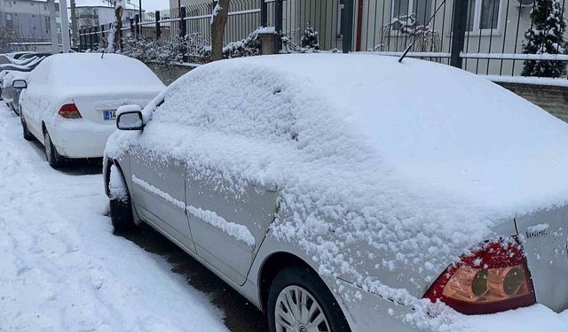 Bolu güne karla uyandı