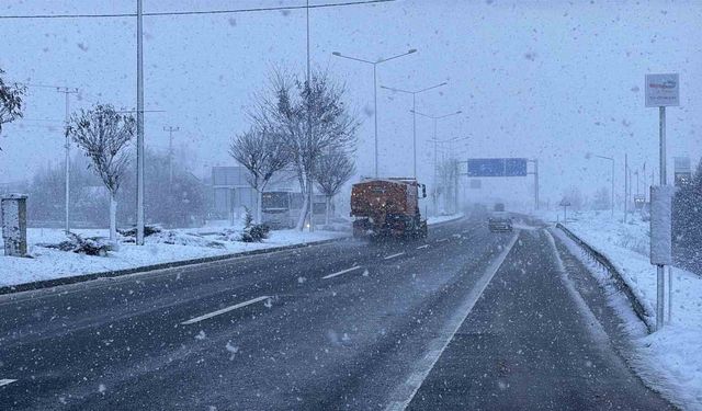 Bolu'da kar yağışı etkili oluyor