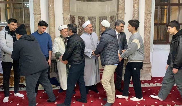 Bolu'da Miraç Kandili'nde vatandaşlar camilere akın etti