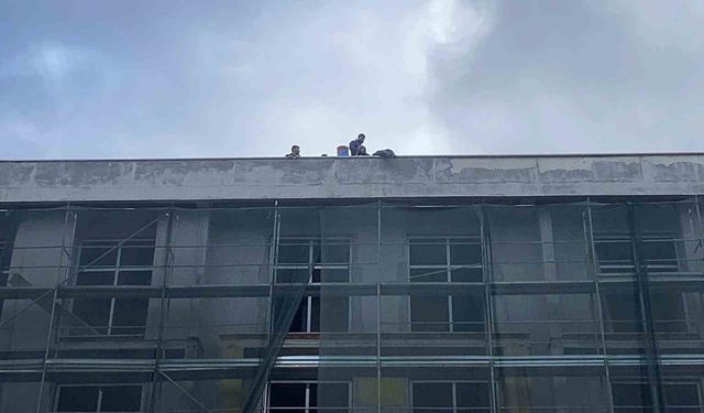 Bolu'da okul inşaatında işçiler parasını alamayınca çatıya çıktı