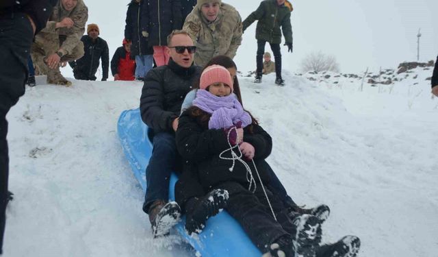 Bulanık Kaymakamlığı'ndan çocuklara unutulmaz kış şenliği