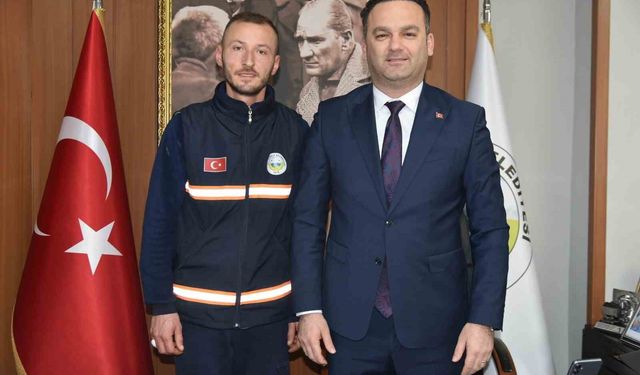 Bulduğu altın bilekliği polise teslim eden temizlik görevlisine belediye başkanından ödül