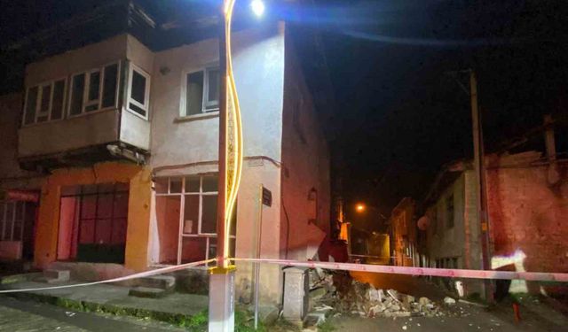 Burdur'da kerpiç evin duvarı çöktü