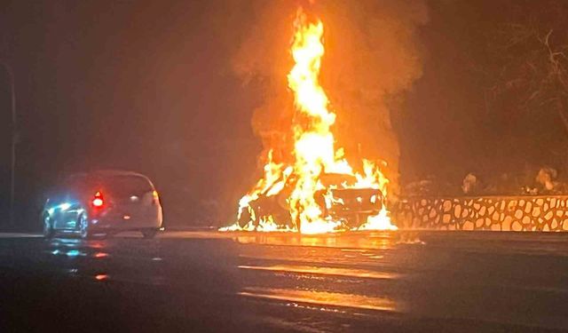 Burdur'da lüks otomobil alev alev yandı
