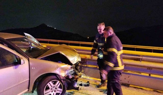 Burdur'da otomobil refüje çarptı: 1 yaralı