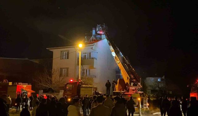 Bursa'da 3 katlı binanın çatısında yangın