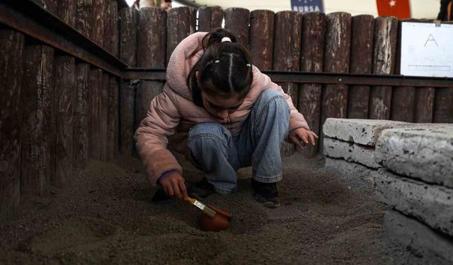 Bursa'da minikler arkeolojiyi eğlenerek öğrendiler