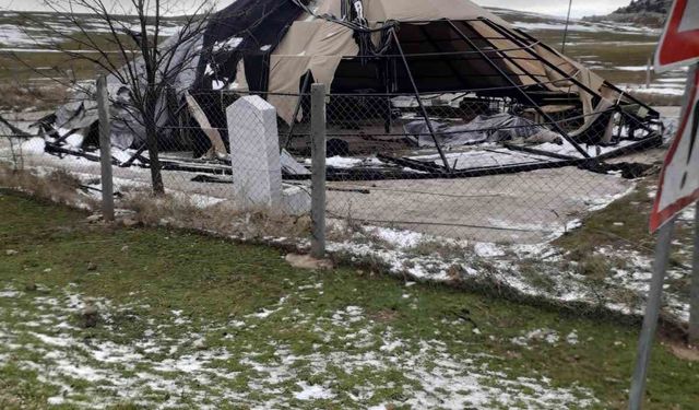 Çadır salon şiddetli rüzgara dayanamayarak parçalandı