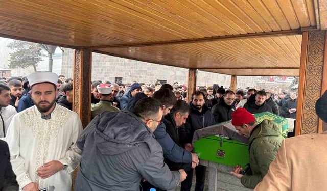 Cam silerken 3. kattan düşen öğretmen son yolculuğuna dualarla uğurlandı