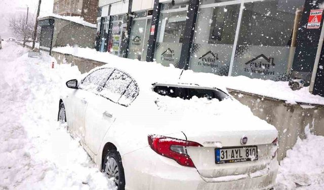 Çatıda çözülen kar kütlesi otomobilin üzerine düştü