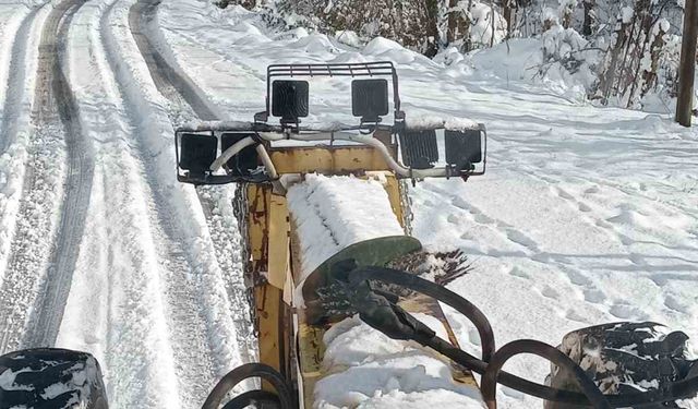 Çaycuma'da karla mücadele çalışmaları sürüyor