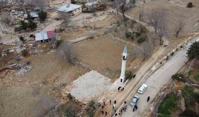 Cemaat, imam, minare var fakat cami yok