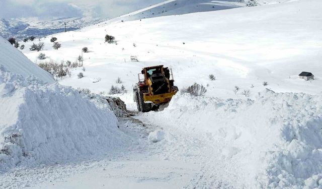 Çemişgezek'te karla mücadele: Köylünün sevinci kameraya yansıdı