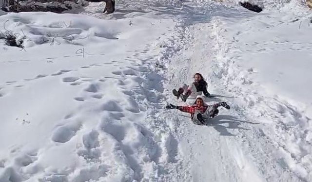 Çocuklar karın keyfini tepsi ve bidonlarla çıkardı