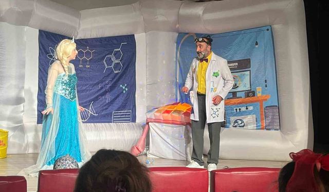 Çocuklar tiyatro ile hem eğlendiler hem öğrendiler
