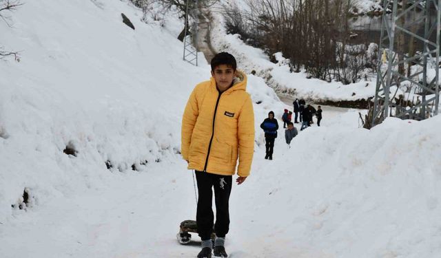 Çocukların kızaklarla kar keyfi