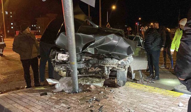 Çorum'da iki otomobil çarpıştı: 4 yaralı