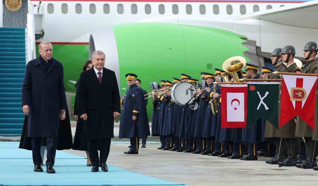 Cumhurbaşkanı Erdoğan, Özbekistan Cumhurbaşkanı Mirziyoyev'i havalimanında karşıladı
