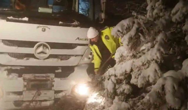 D850 kara yolu ulaşıma kapandı, polis ekipleri kürekle açmaya çalıştı