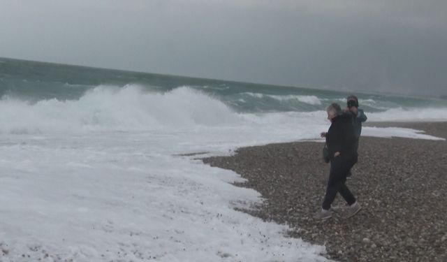 Dalgadan kaçtılar, fotoğraf çektirdiler