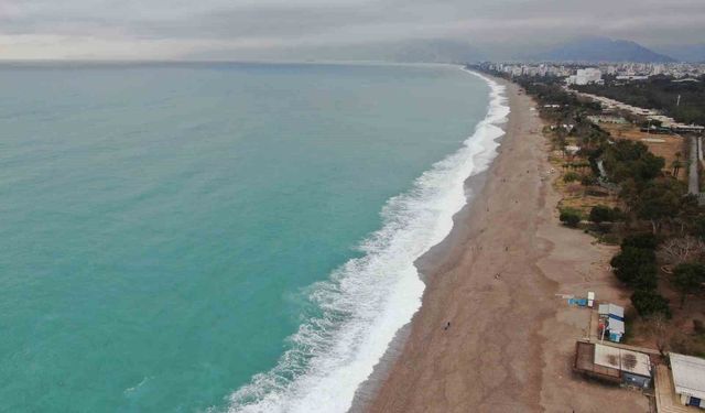 Dalgaların dövdüğü dünyaca ünlü sahil beyaza büründü, manzara tutkunları cep telefonlarına sarıldı