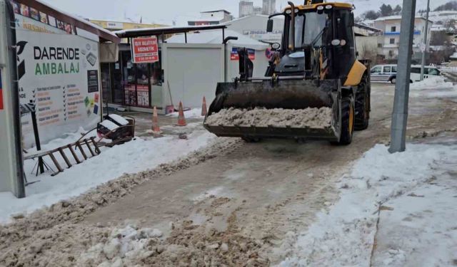 Darende Belediyesi karla mücadelede 7/24 sahada