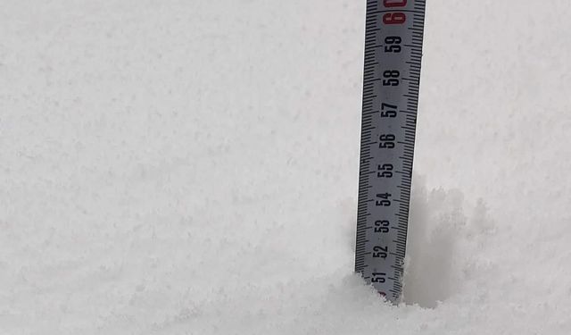 Develi ve Tomarza'da kar kalınlığı 50 santimi geçti, ahır çöktü