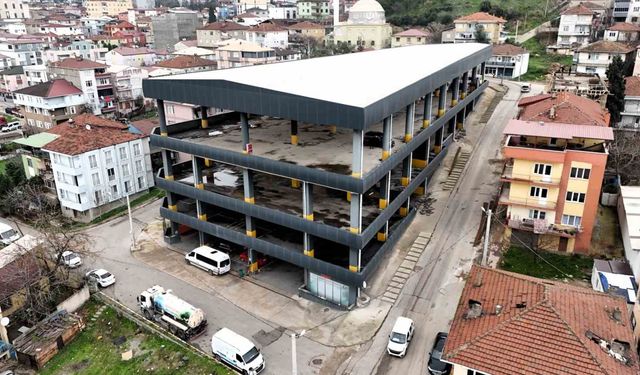 Dilovası'ndaki katlı otopark belediye hizmet binasına dönüştürülüyor