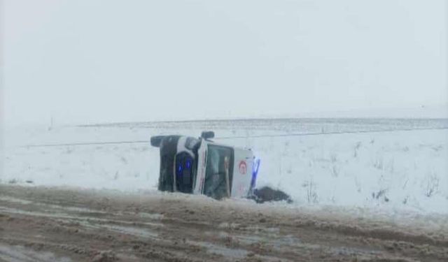 Diyarbakır'da ambulans devrildi: 3 yaralı