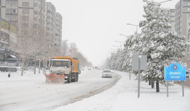 Diyarbakır'da kar yağışına karşı kesintisiz mücadele