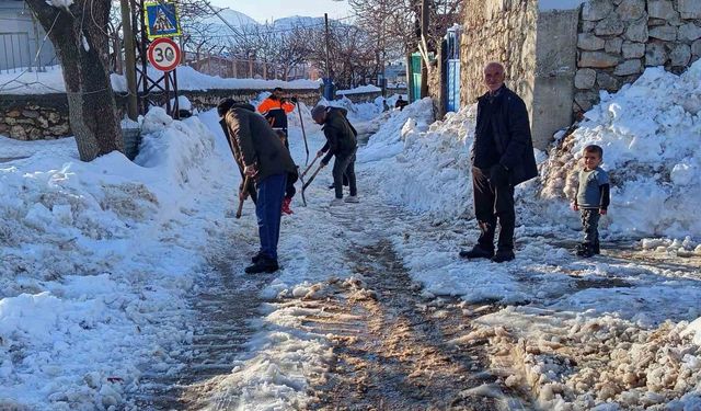 Diyarbakır'da vatandaşlar karla kapanan yolları kendi imkanları ile açtı