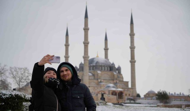 Edirne'de kar yağışı kartpostallık görüntüler oluşturdu