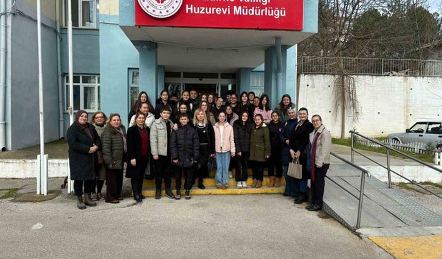 Edirne'de öğrenciler huzurevi sakinlerinin yüreğini ısıttı: Minik ellerden büyük vefa