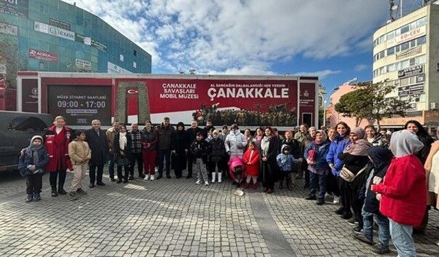 Edremit'te Çanakkale Mobil Müzesi Cumhuriyet Meydanı'nda ziyaretçilerini ağırladı
