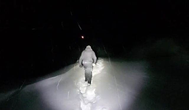 Ekipler yoğun sis ve kar altında 3 kilometre yürüyüp hastaya ulaştı