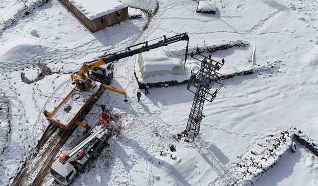 Ekipler zorlu hava şartlarında enerji hatlarını onarıyor