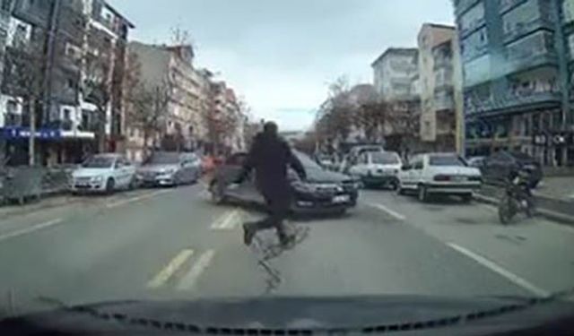 El frenini çekilmeyen araç hareket etti, başka bir sürücü koşarak el frenini çekti