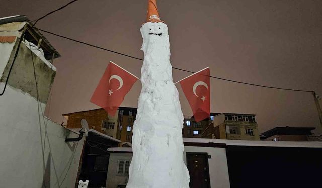 Elazığ'da dev kardan adam görenleri hayrete düşürdü