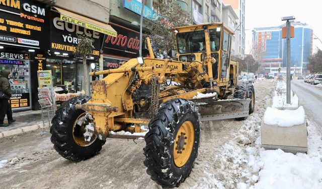 Elazığ'da karla mücadele çalışmaları sürüyor
