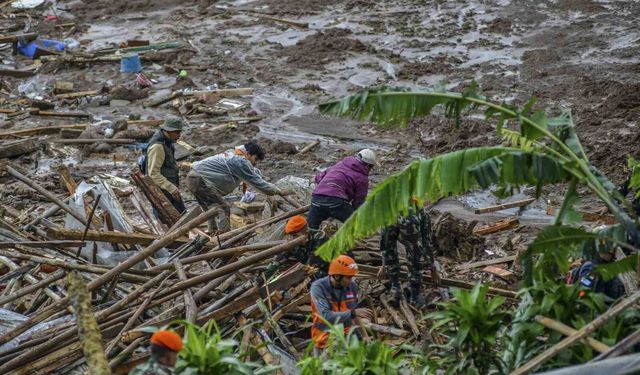 Endonezya'daki toprak kaymasında can kaybı 16'ya yükseldi
