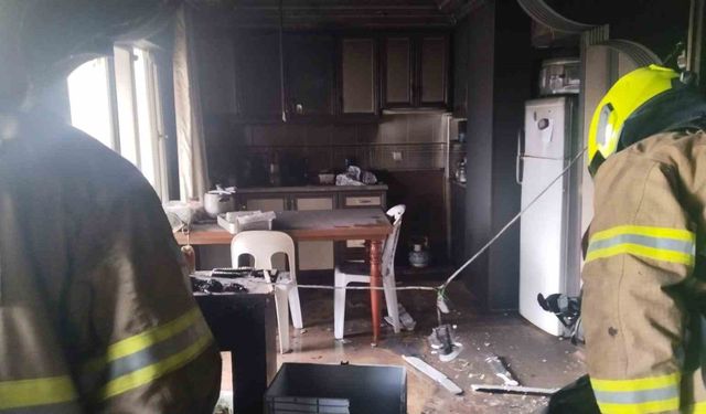 Erdek'te bir apartman dairesi alevlere teslim oldu