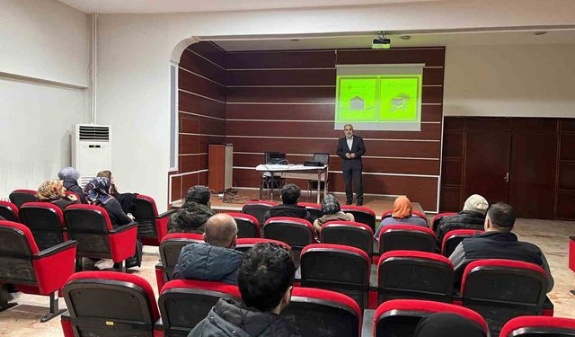 Erzincan'da umreci adaylarına seminer verildi
