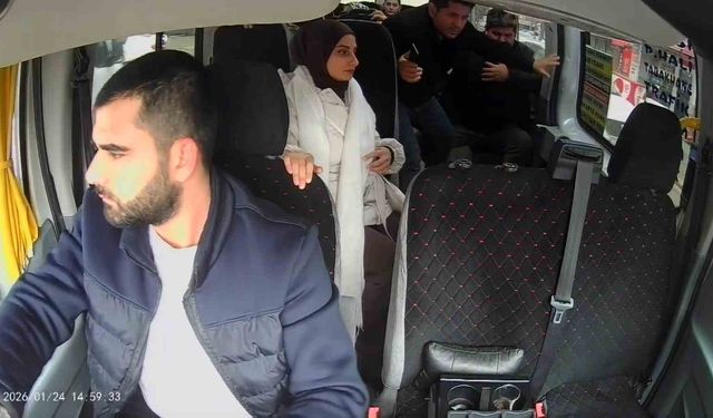 Fenalaşan yolcu için direksiyonu hastaneye kırdı