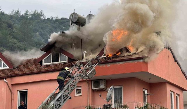 Fethiye'de üç katlı evin çatı katı alevlere teslim oldu