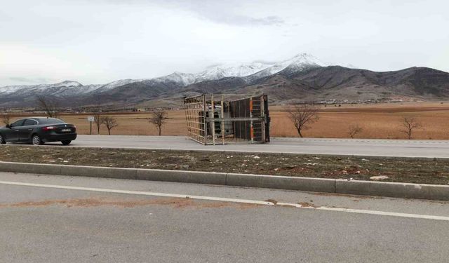 Fırtına kamyoneti devirip römorku karşı şeride fırlattı: O anlar kamerada
