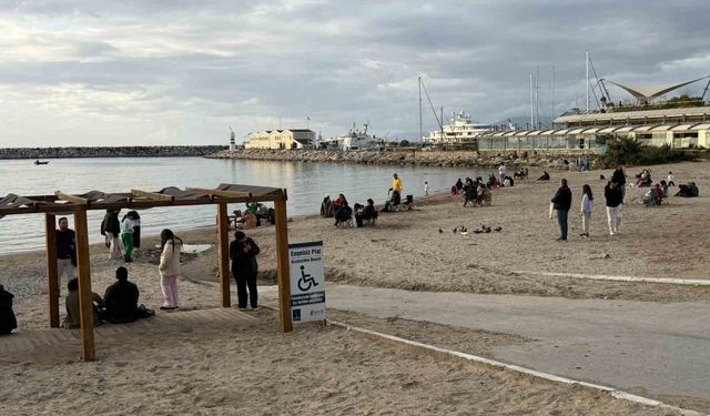 Fırtına sonrası Kuşadası'nda güneş yüzünü gösterdi, sahiller şenlendi