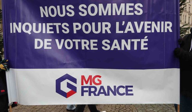 Fransa'da doktorlar 10 günlük grev kapsamında Paris'in sokaklarını doldurdu